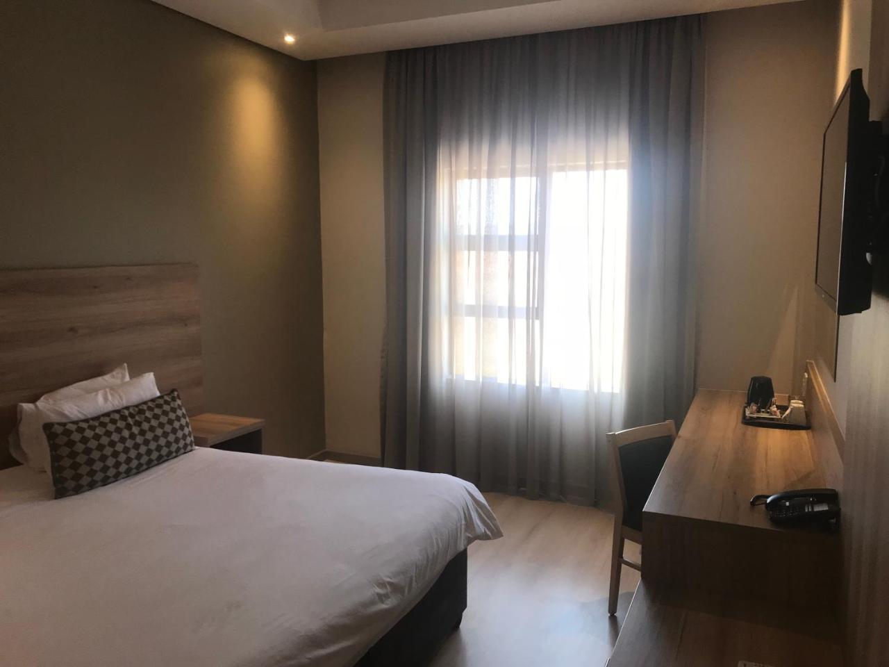 Regal Inn Hotel Midrand Exteriör bild